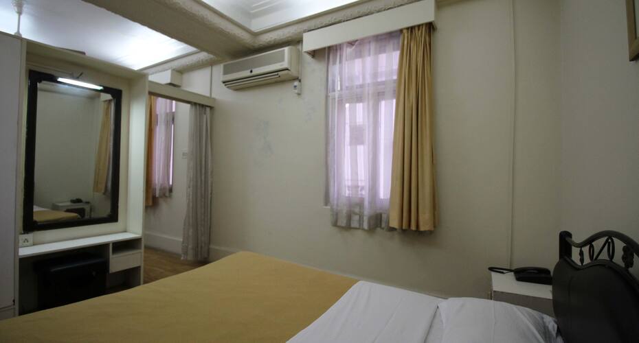 Mayur Deluxe Hotel, Pune 2